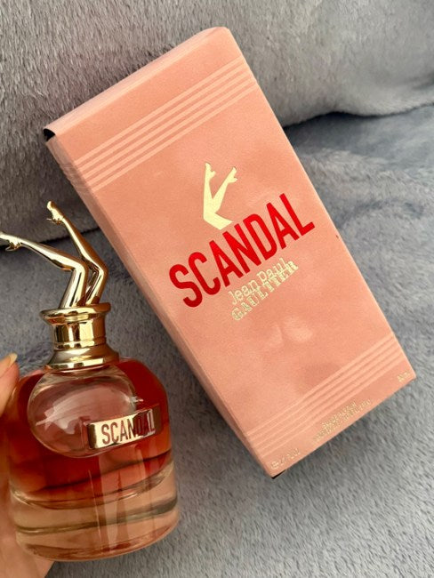 11 - 4 PERFUMES + 1 REGALO (Thank u next+chanel 5+cloud+scandal dama)